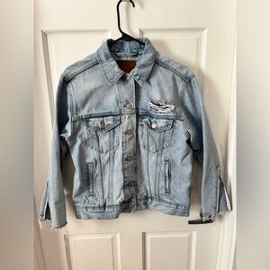 levis ex boyfriend trucker jean jacket Zippers on sleeves, distressed, size M